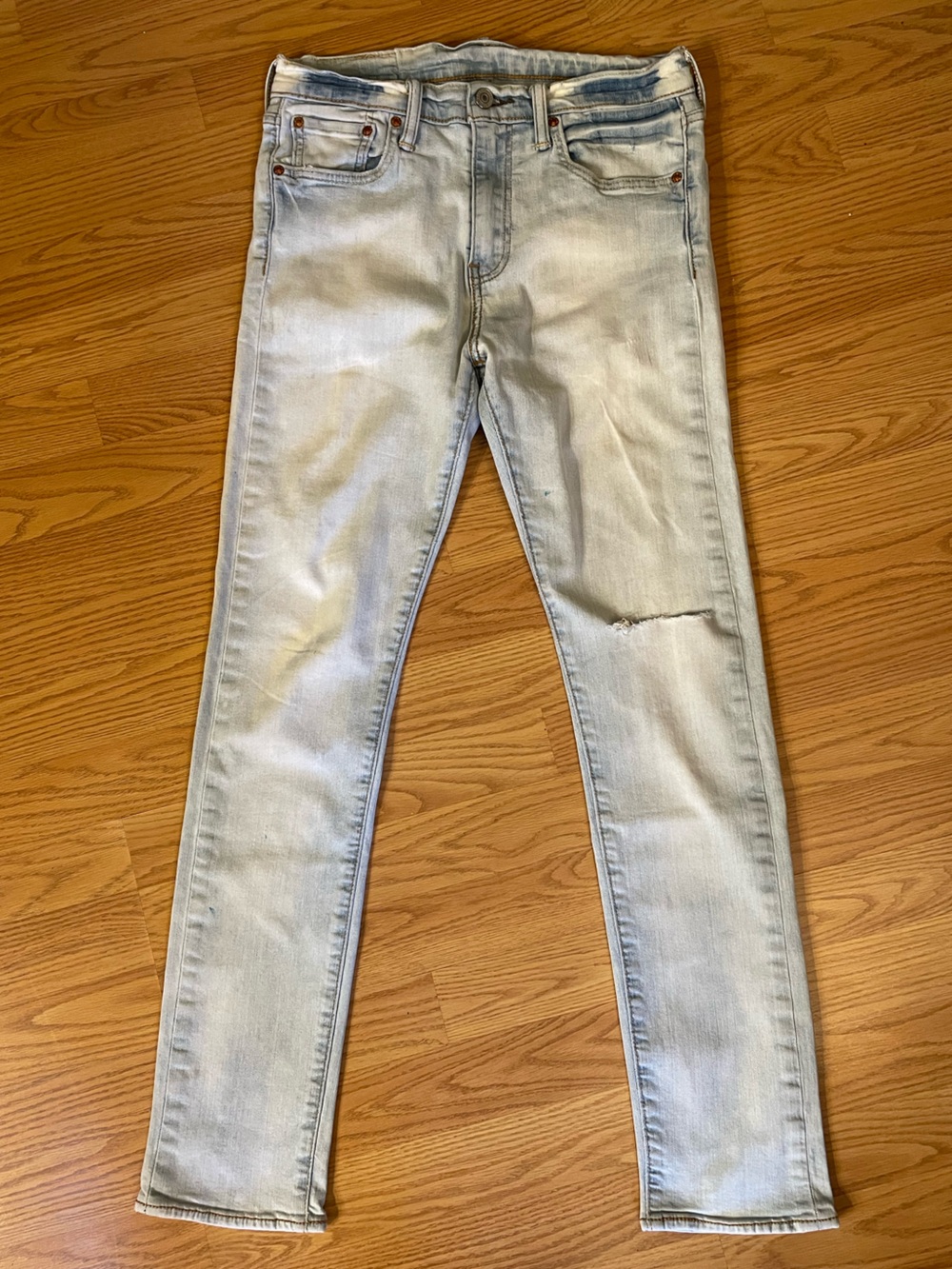 Levi's Men's Light Blue Skinny Jeans with Distressed Knee
